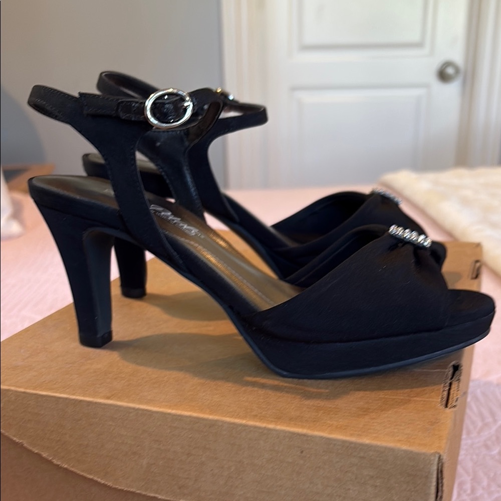 Rose Petals by Walking Cradles Black Women's Dressy Sandals 7.5 Wide.
